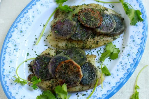 Tilapia con patatas moradas y brócoli asado