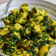 Saag Aloo de espinacas frescas