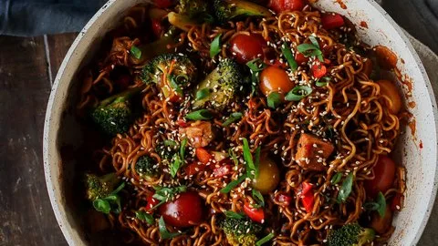 Fideos al wok picantes con ajo