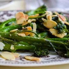 Brócoli Tenderstem con almendras y mantequilla de anchoas