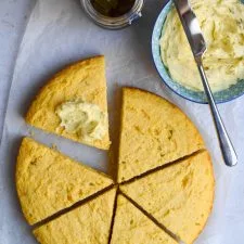 Pan de maíz con polenta y suero de leche con mantequilla de jalapeño batida