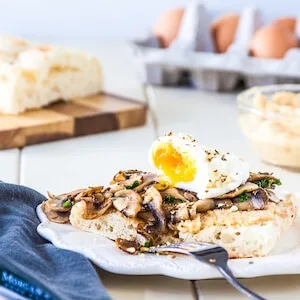 Huevos escalfados en microondas en 60 segundos con tostada turca