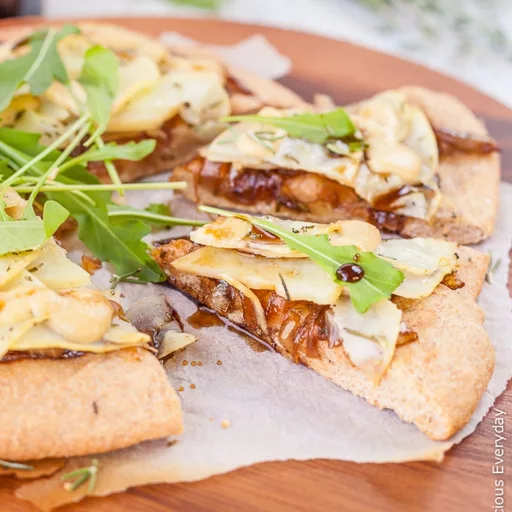 Receta de pizza de espelta, cebolla caramelizada y patata