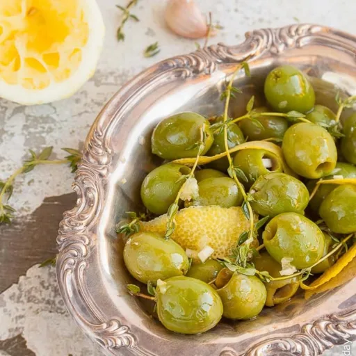 Aceitunas marinadas al limón, tomillo y ajo