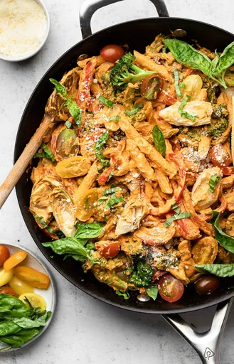 Pasta vegana cremosa con verduras