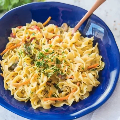 Fideos al curry verde tailandés en una sola olla