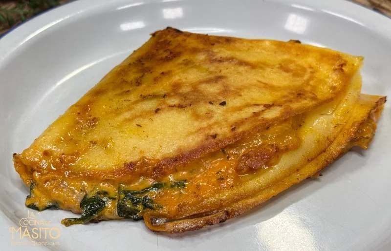 Crepes rellenos de bacon, espinacas, queso y salsa gaucha