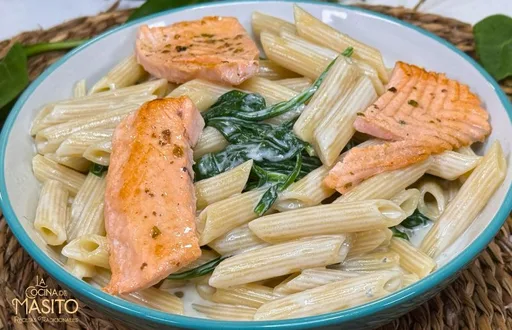 Macarrones con salmón y espinacas