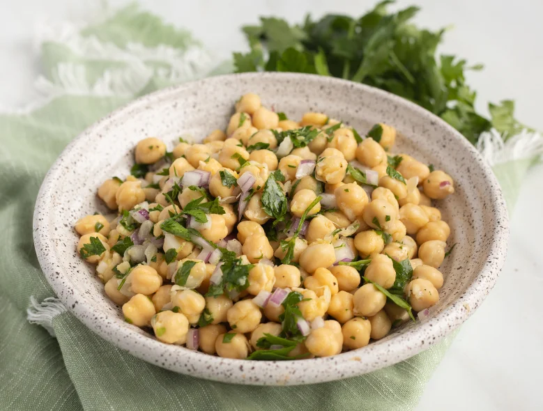 Ensalada de garbanzos con perejil y limón
