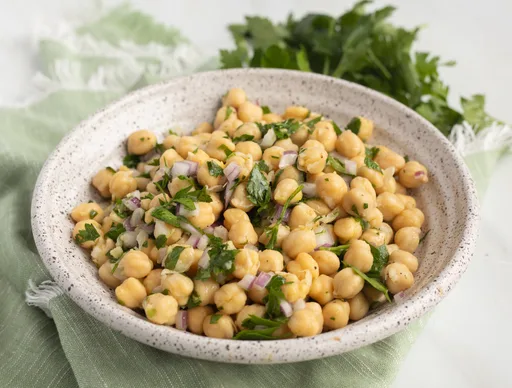 Ensalada de garbanzos con perejil y limón