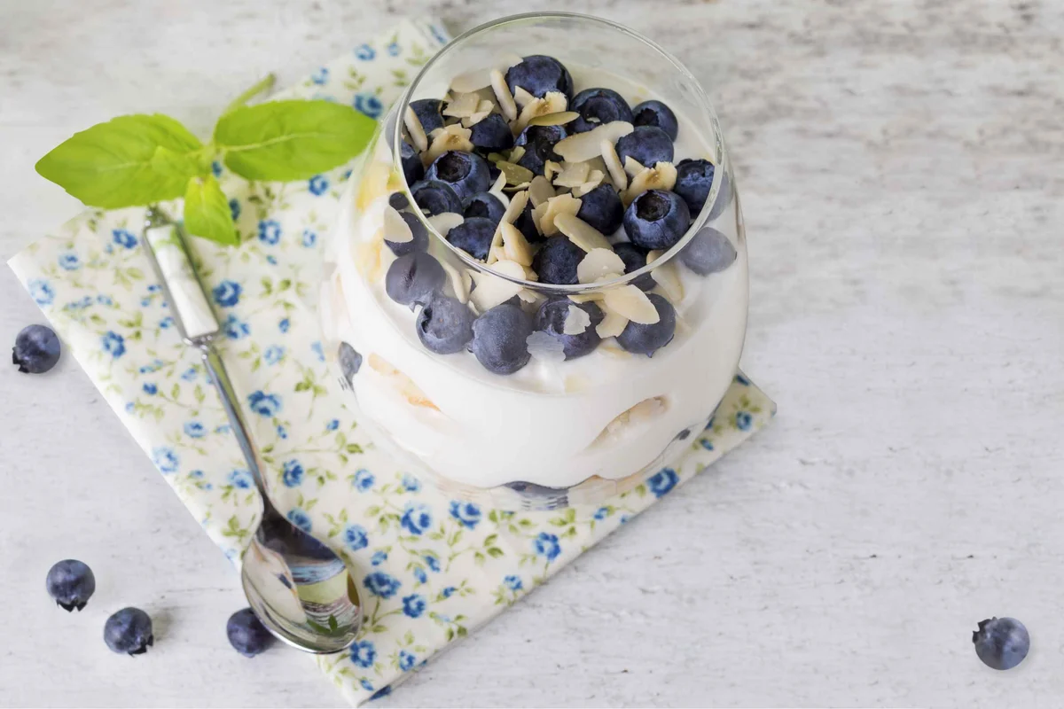 Parfait de yogur sin azúcar con frutos rojos frescos