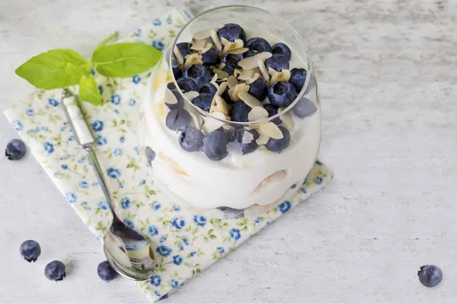 Parfait de yogur sin azúcar con frutos rojos frescos