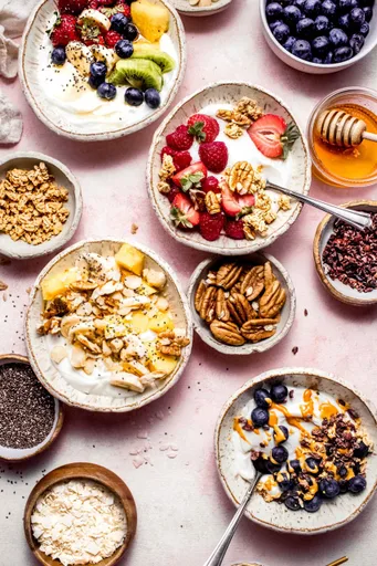 Cuencos de yogur griego para el desayuno