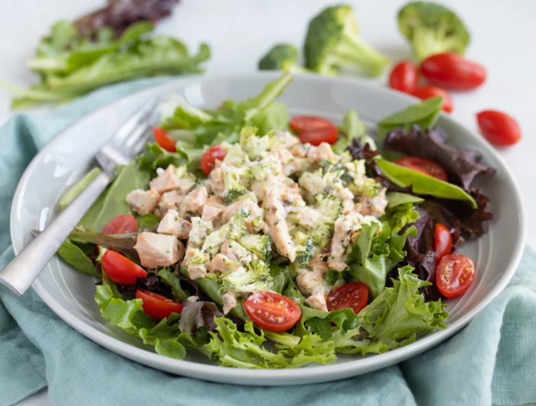 Ensalada cremosa de pollo y brócoli con pesto y albahaca