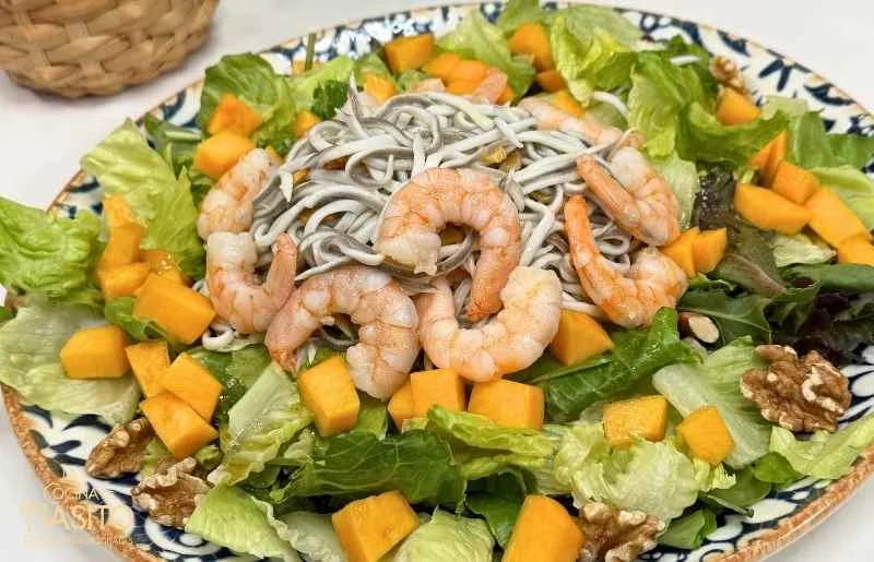 Ensalada de gulas y gambones
