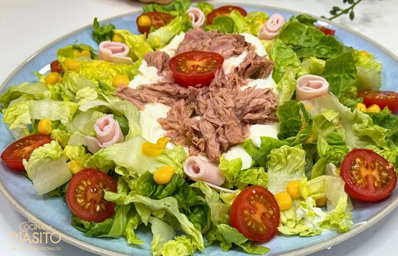 Ensalada fácil con pavo, atún y salsa de yogur