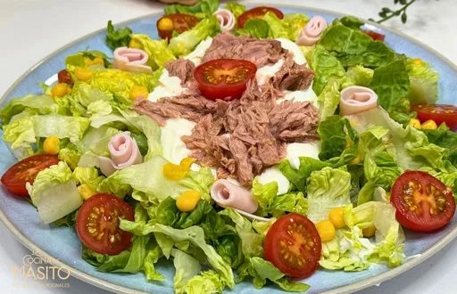 Ensalada fácil con pavo, atún y salsa de yogur