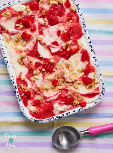 Yogur helado de tarta de queso y fresa | Apto para adelgazar