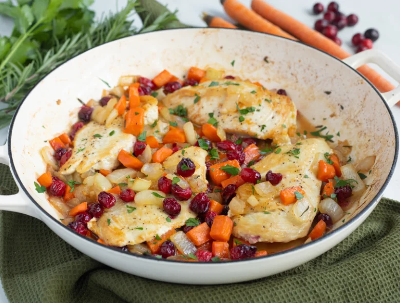 Pollo asado con verduras y arándanos