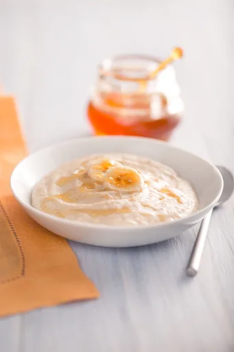 Gacha de avena, plátano y miel con yogur