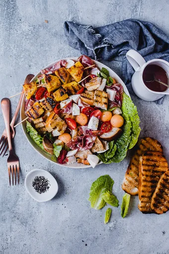 Ensalada panzanella de frutas cortadas en frío