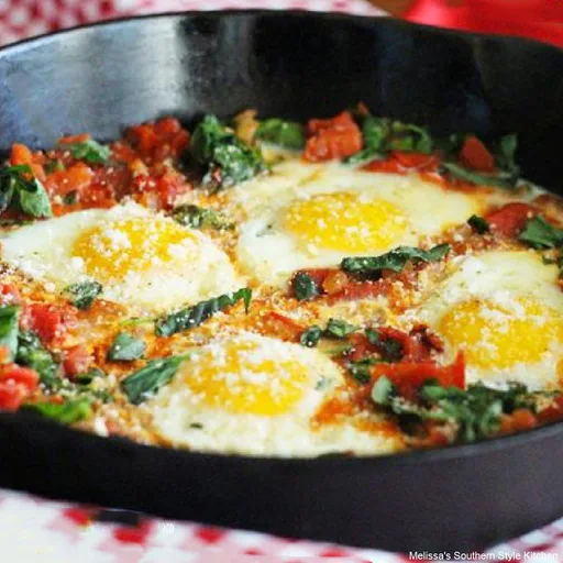 Huevos con espinacas y tomates