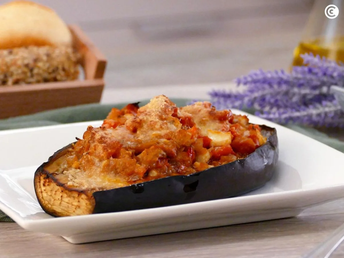 Berenjena rellena de atún y huevo cocido con queso gratinado al horno ¡Fácil y rápido!