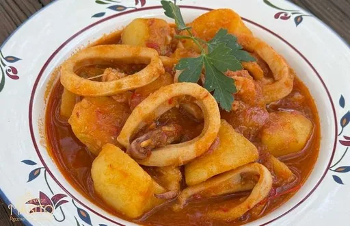 Patatas guisadas con calamares y gambas