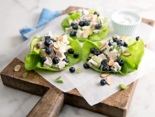 Burritos de Ensalada de Pollo Almendras y Arándanos con Lechuga