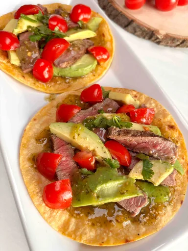 Tostada de bistec a la parrilla con pimienta
