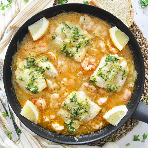 Cazuela de bacalao y gambas a la española