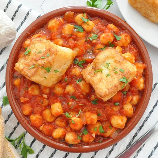 Garbanzos con tomate y pescado crujiente