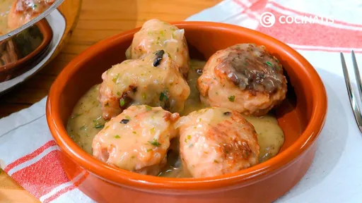 Albóndigas de pollo en salsa española