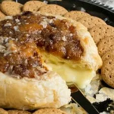 Queso Brie horneado con mostarda