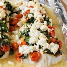Bacalao al Horno con Espinacas, Feta y Tomates