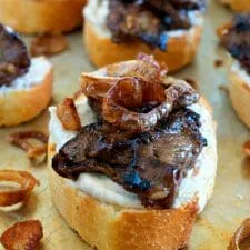 Crostini de ternera con crema de rábano picante
