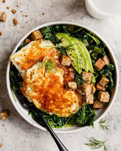 Ensalada de desayuno con huevo y aguacate