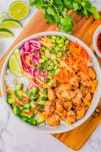 Bol de poke con pollo en 30 minutos