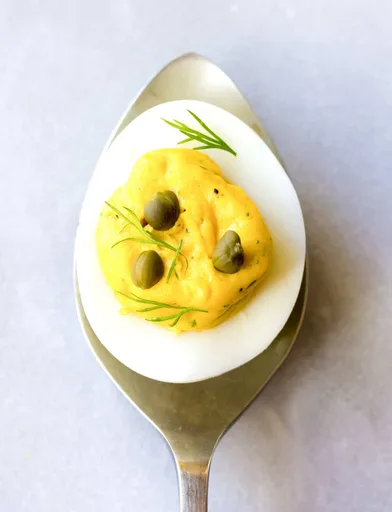 Huevos Rellenos con Alcaparras
