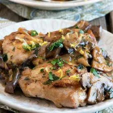 Muslos de pollo con champiñones, limón y hierbas