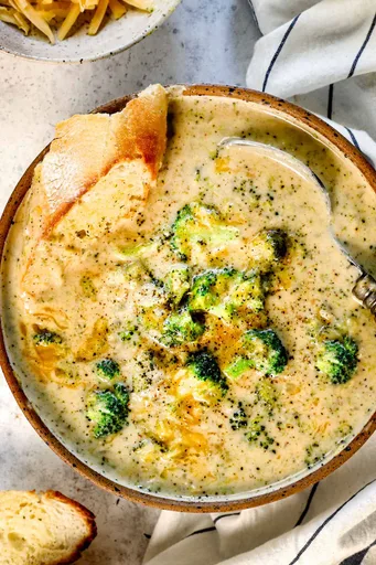 Sopa ligera de brócoli y queso