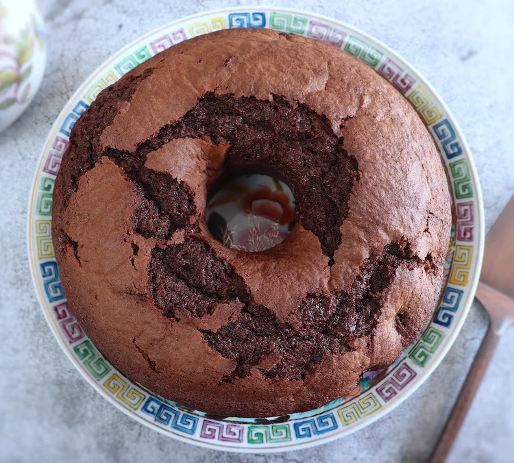 Bolo de chocolate com morangos