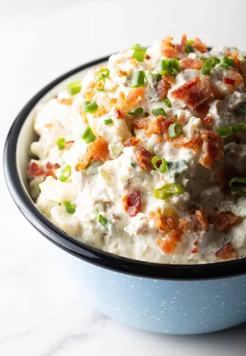 Ensalada de patata con beicon y salsa ranchera