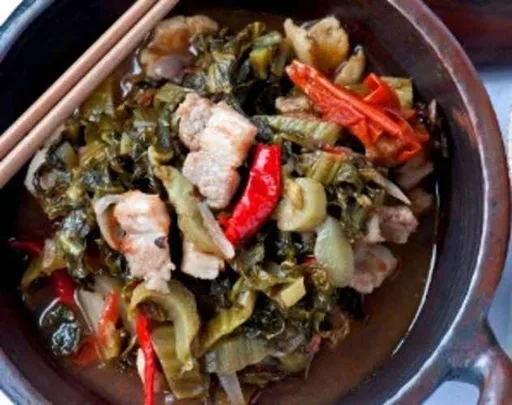 Ternera o cerdo con Sin Choy (col mostaza encurtida)
