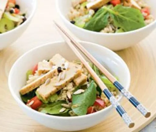 Ensalada de arroz integral y tofu