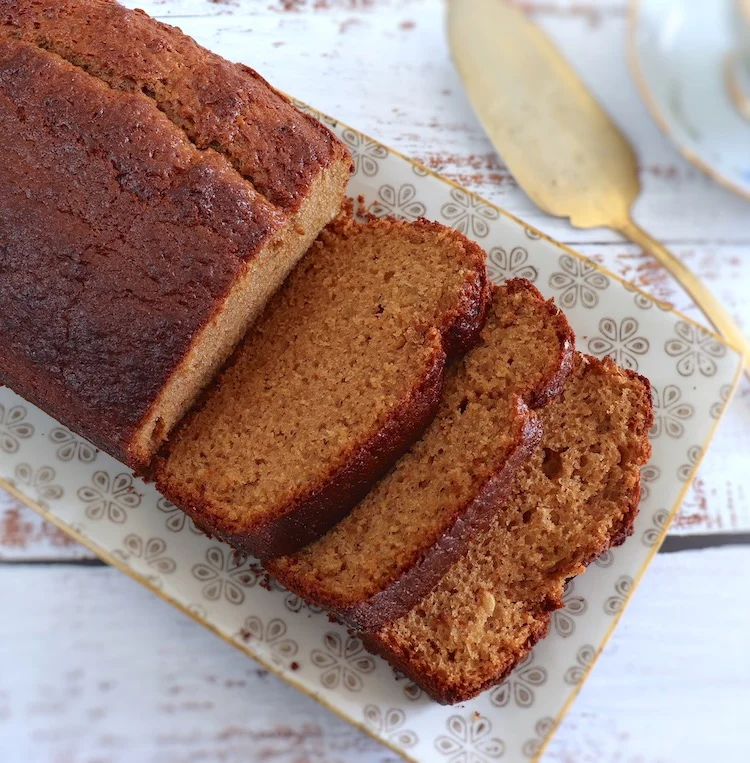 Lemon and oregano cake