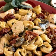 Tortellini cremosos con pollo y tomates secos