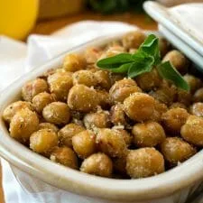 Garbanzos crujientes al parmesano