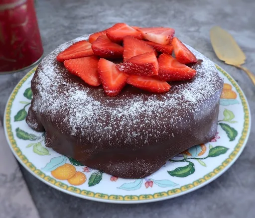 Bolo de morango com cobertura de chocolate