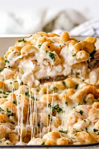 Pasta al horno con pollo Alfredo